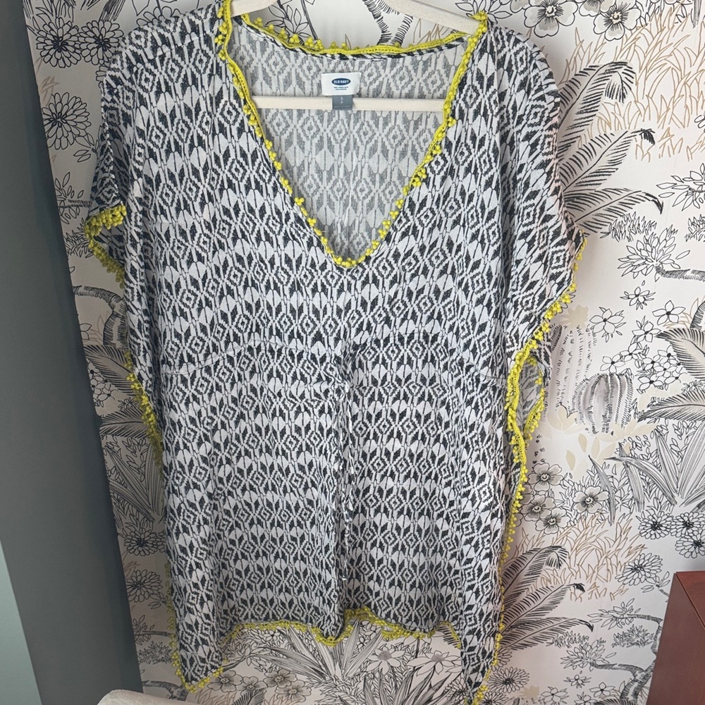 Old Navy Gray and White Patterned Top with Yellow Accents